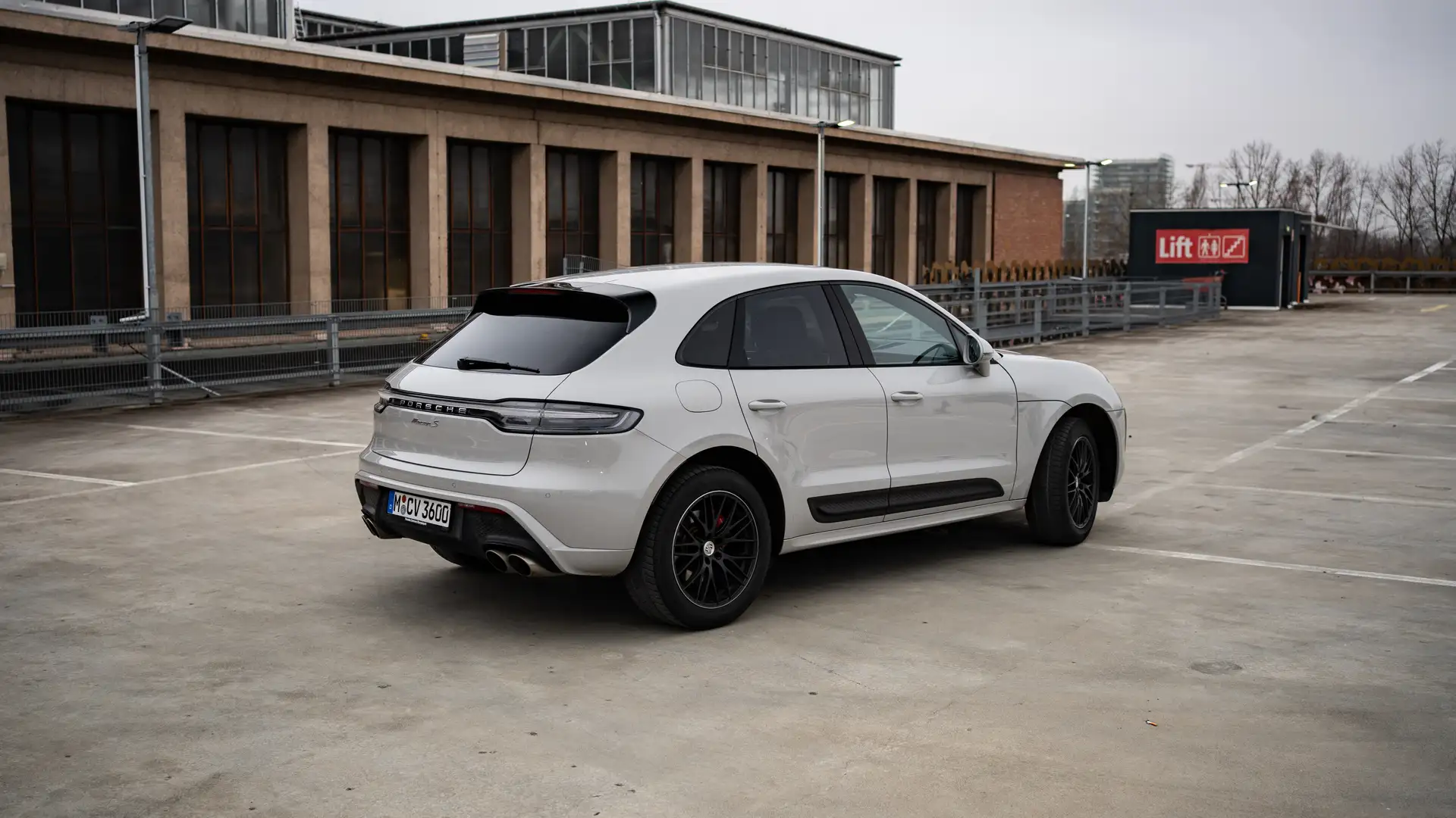 Unser Porsche Macan S Kreide in der Heckansicht